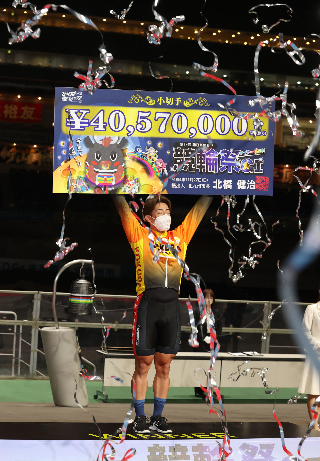 優勝した新山響平は賞金ボードを手に笑顔（撮影・梅根麻紀）