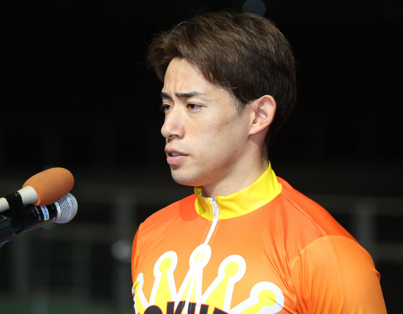 優勝した新山響平はインタビューで感謝の気持ちを口にする（撮影・梅根麻紀）