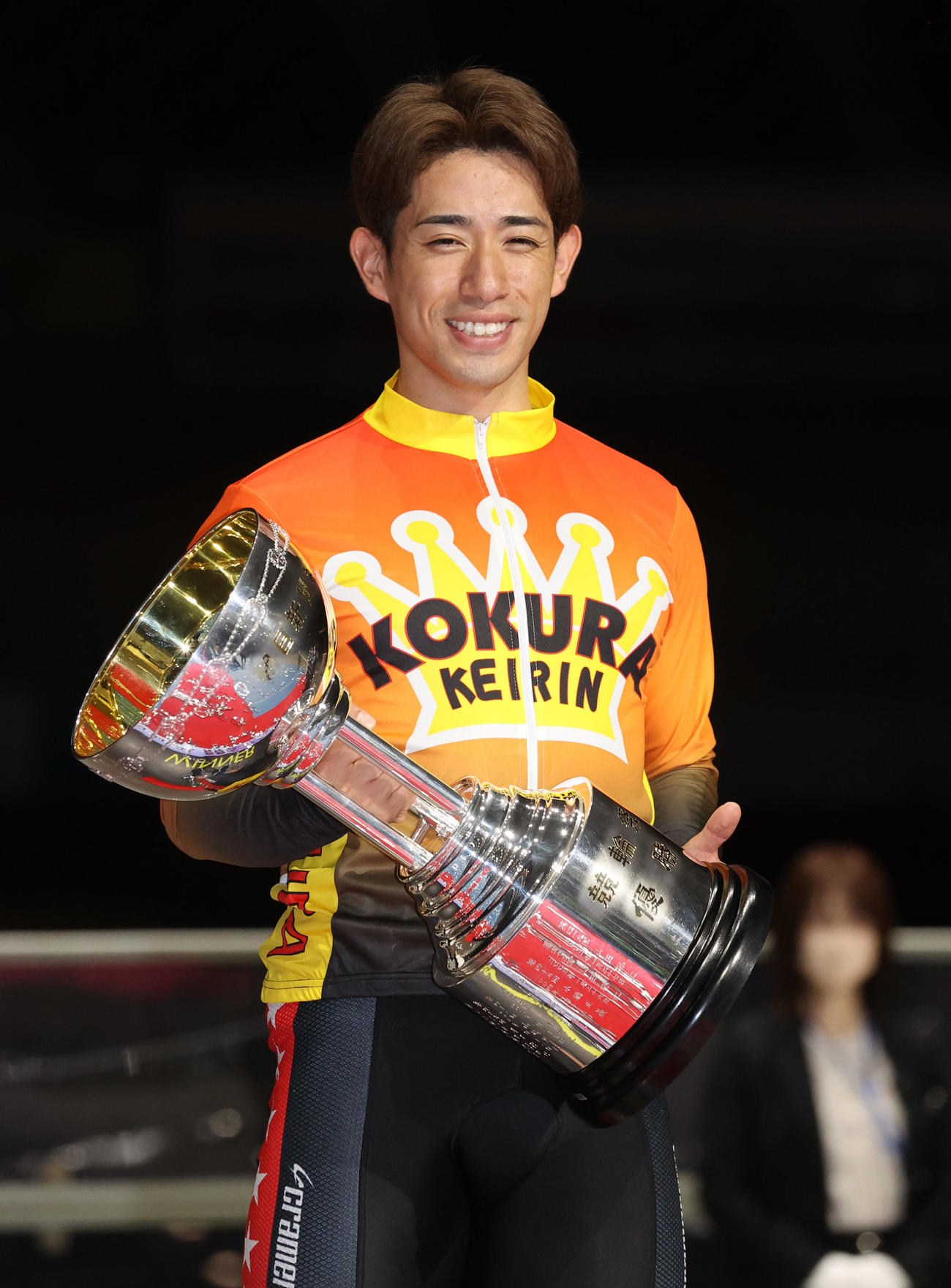 G1初タイトルに新山響平はカップを手に笑顔を見せた（撮影・梅根麻紀）