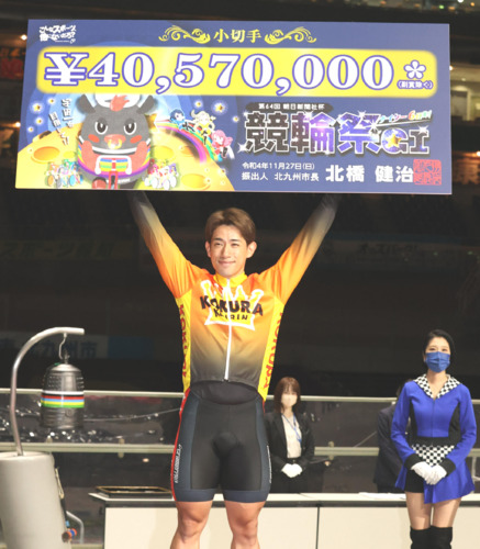 初のG1タイトルを手にした新山響平は賞金ボードを掲げて笑顔（撮影・梅根麻紀）