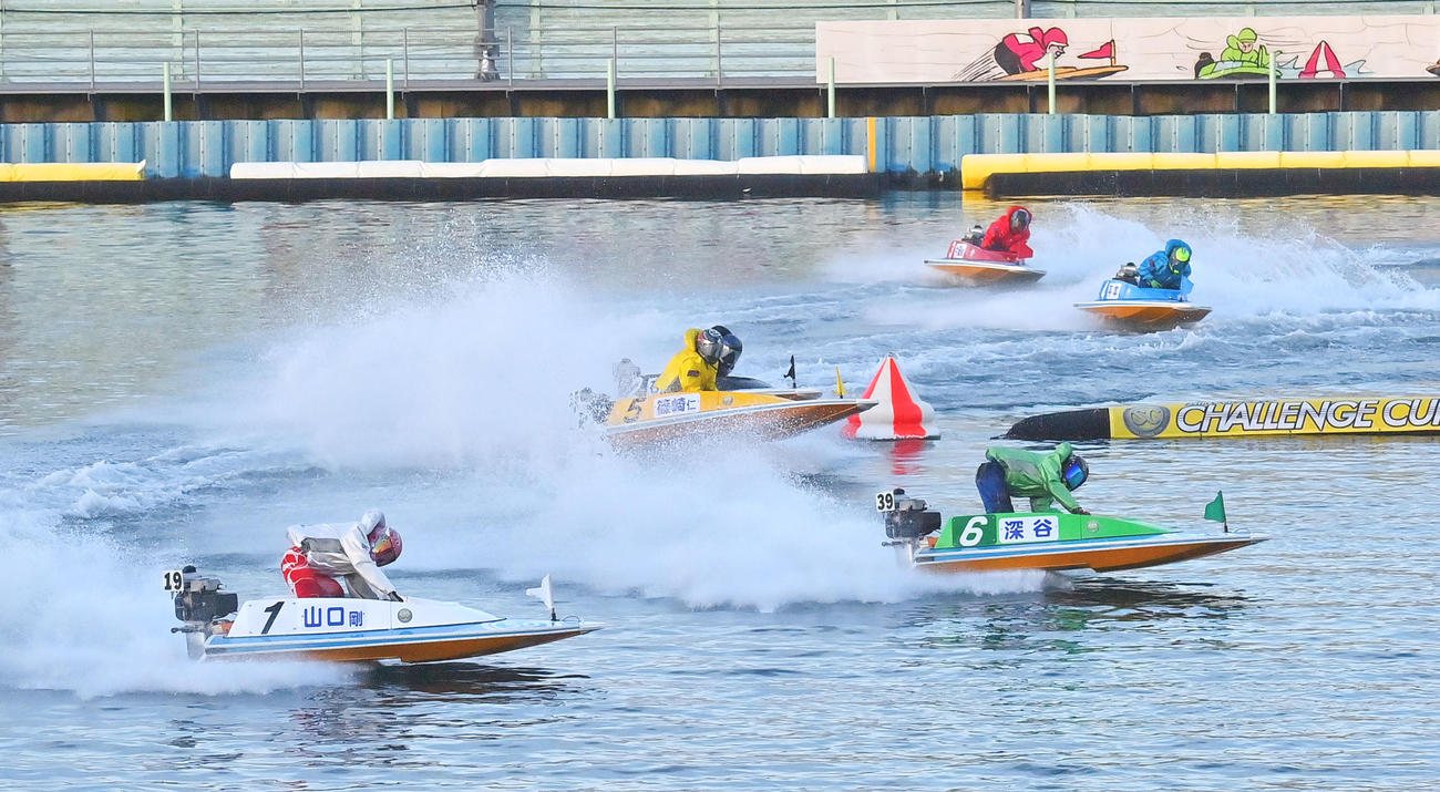 SGチャレンジカップ優勝戦12R、1周2Mを先取りする深谷知博（手前右）