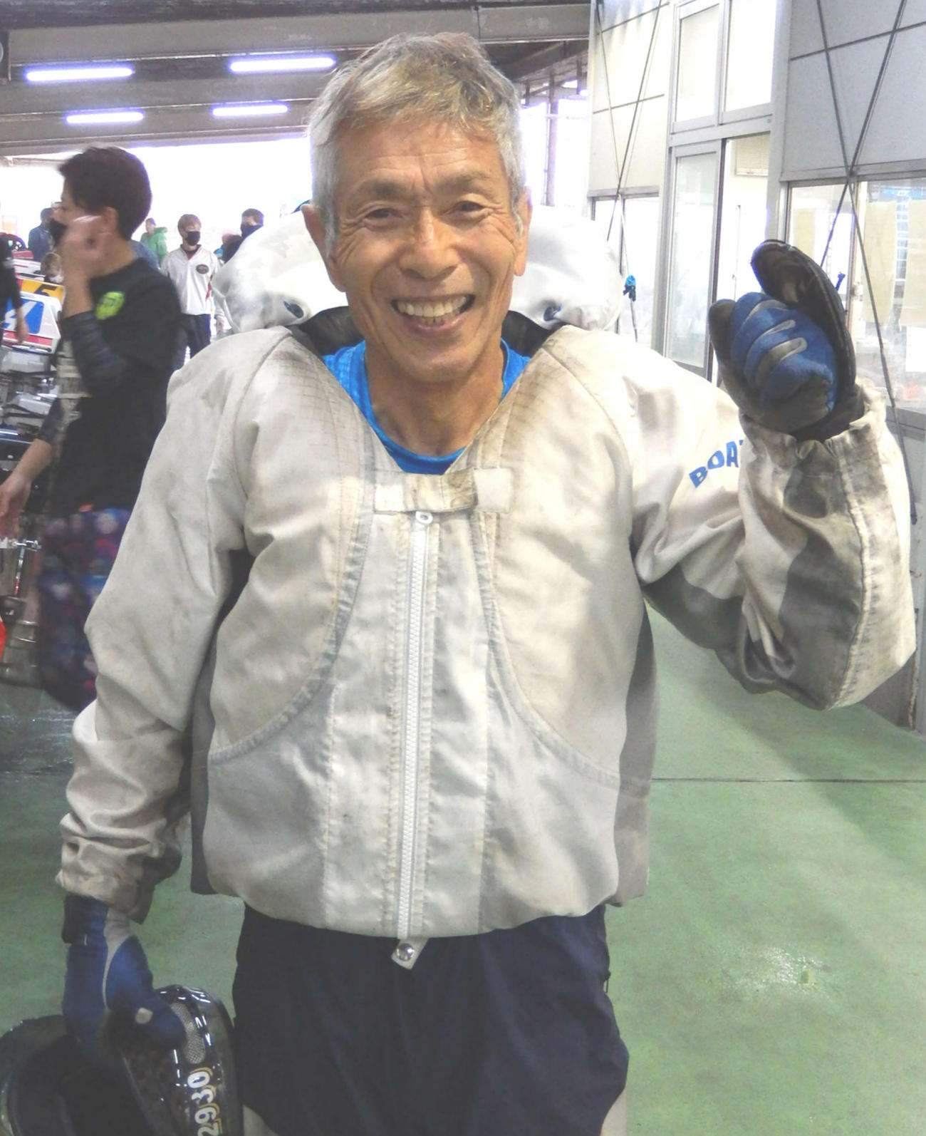 通算2000勝を達成した新良一規が笑顔でガッツポーズ