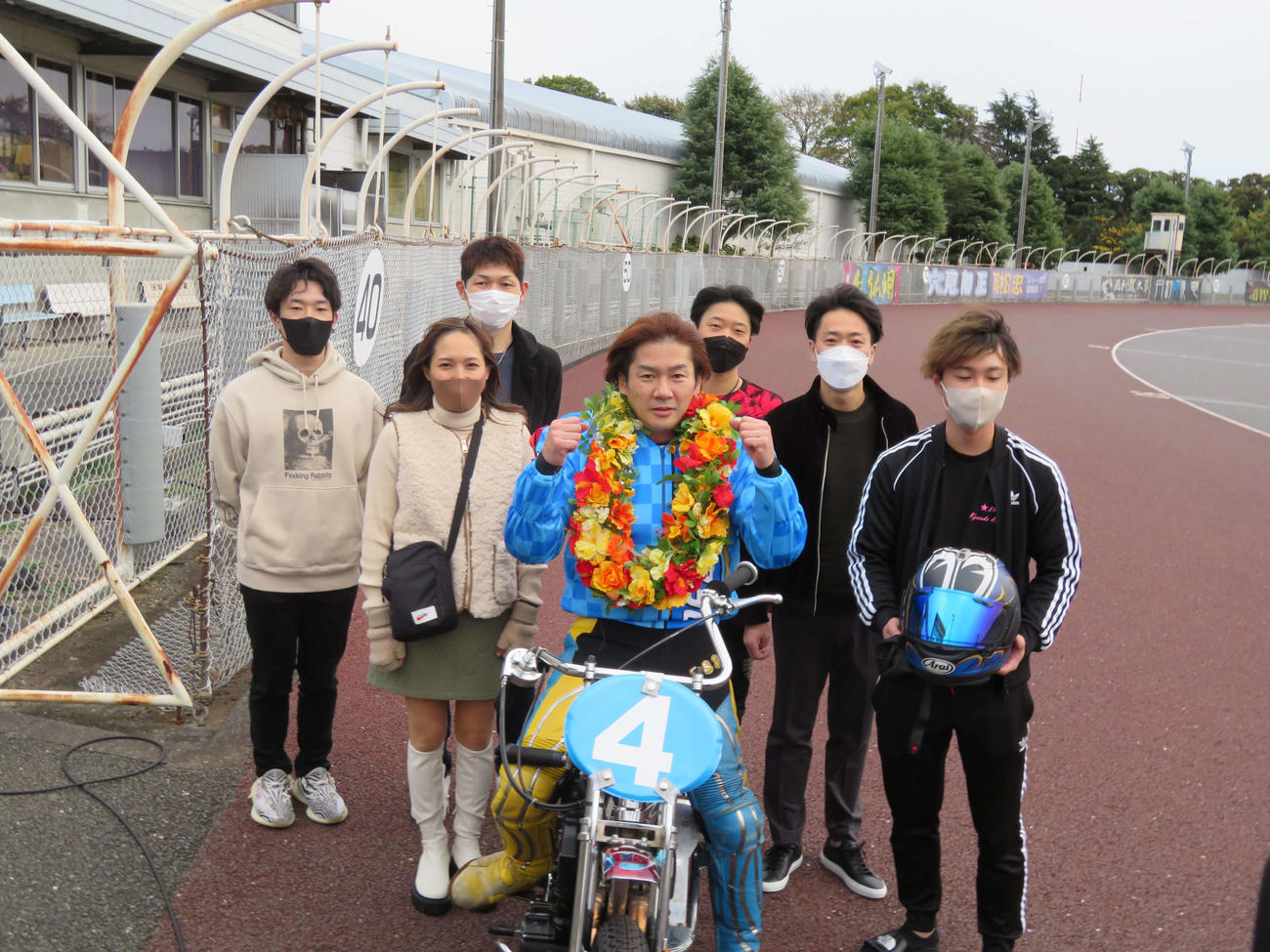 グレードレース連続Vを決めて佐藤摩弥らの仲間と記念撮影する加賀谷建明（撮影・小川将司）