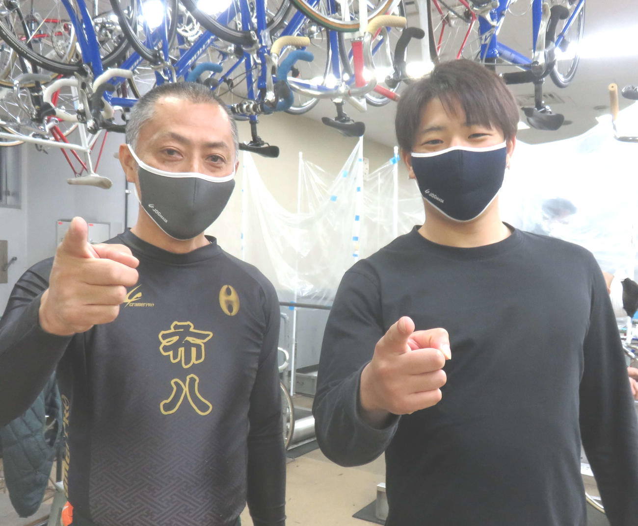 初のタッグが決まり闘志を燃やす渡辺晴智（左）と仁藤秀