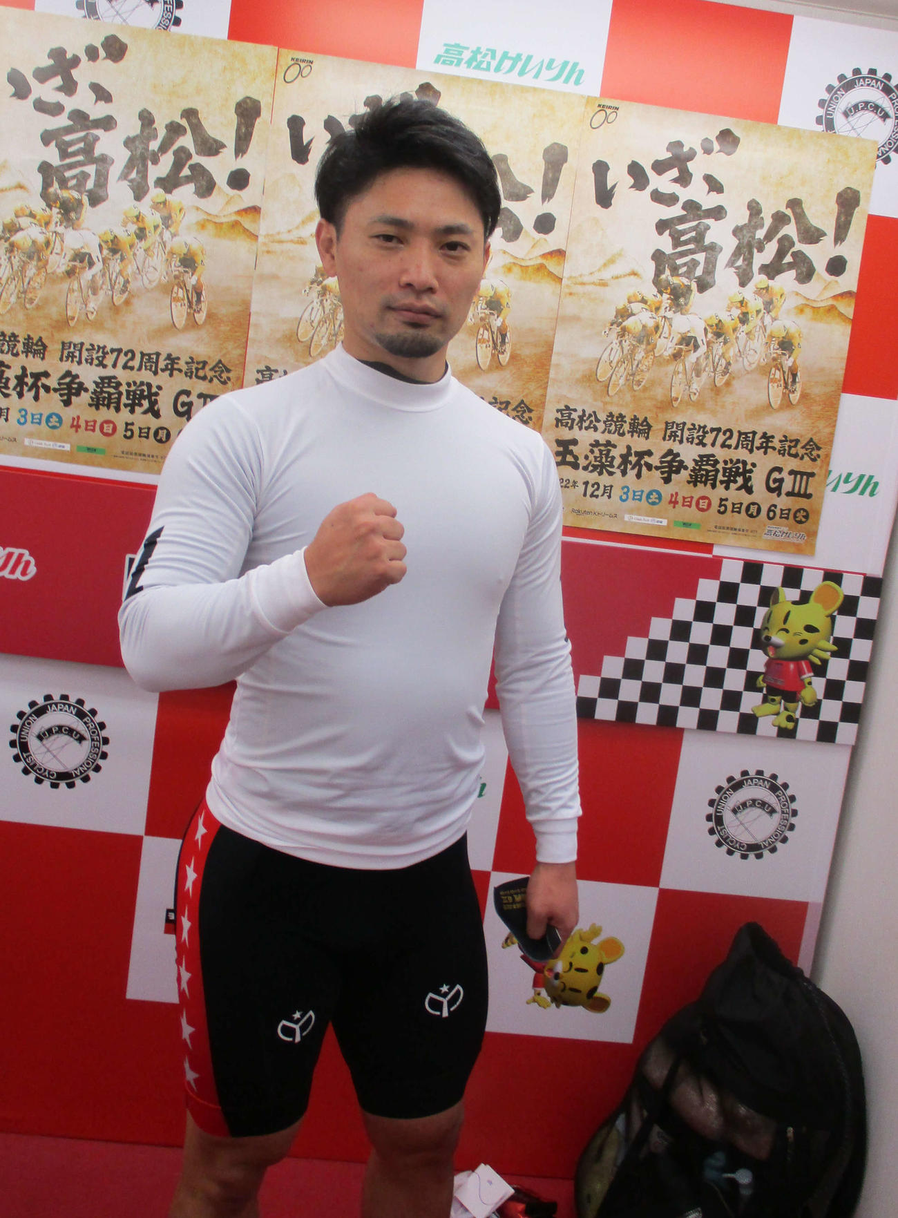 福島武士は弟子の上野雅彦の先行を利して抜け出しガッツポーズ