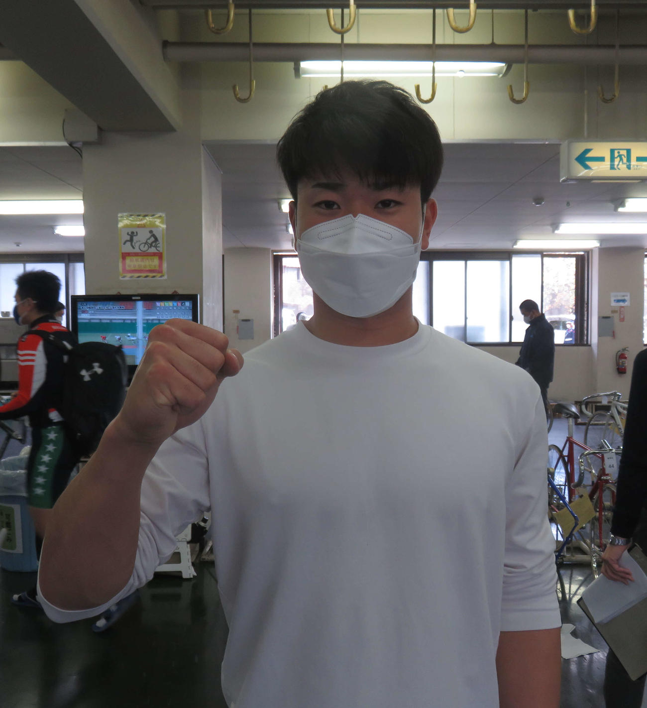 縁の深いバンクで巻き返しを図る磯島成介（撮影・栗田文人）