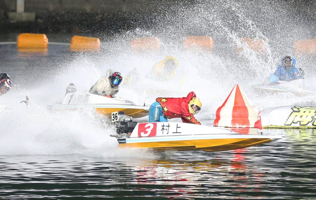 8R1周2マーク1着3番4715村上遼（撮影・屋方直哉）