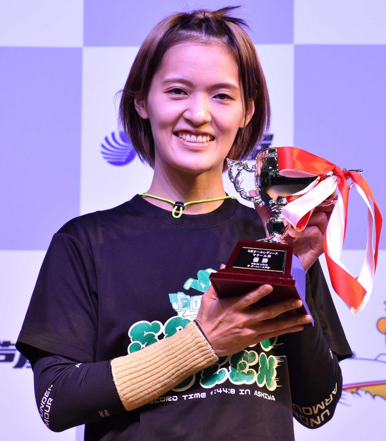 芦屋連続優勝を果たし、表彰式で笑みを浮かべる渡辺優美（撮影・浦田由紀夫）