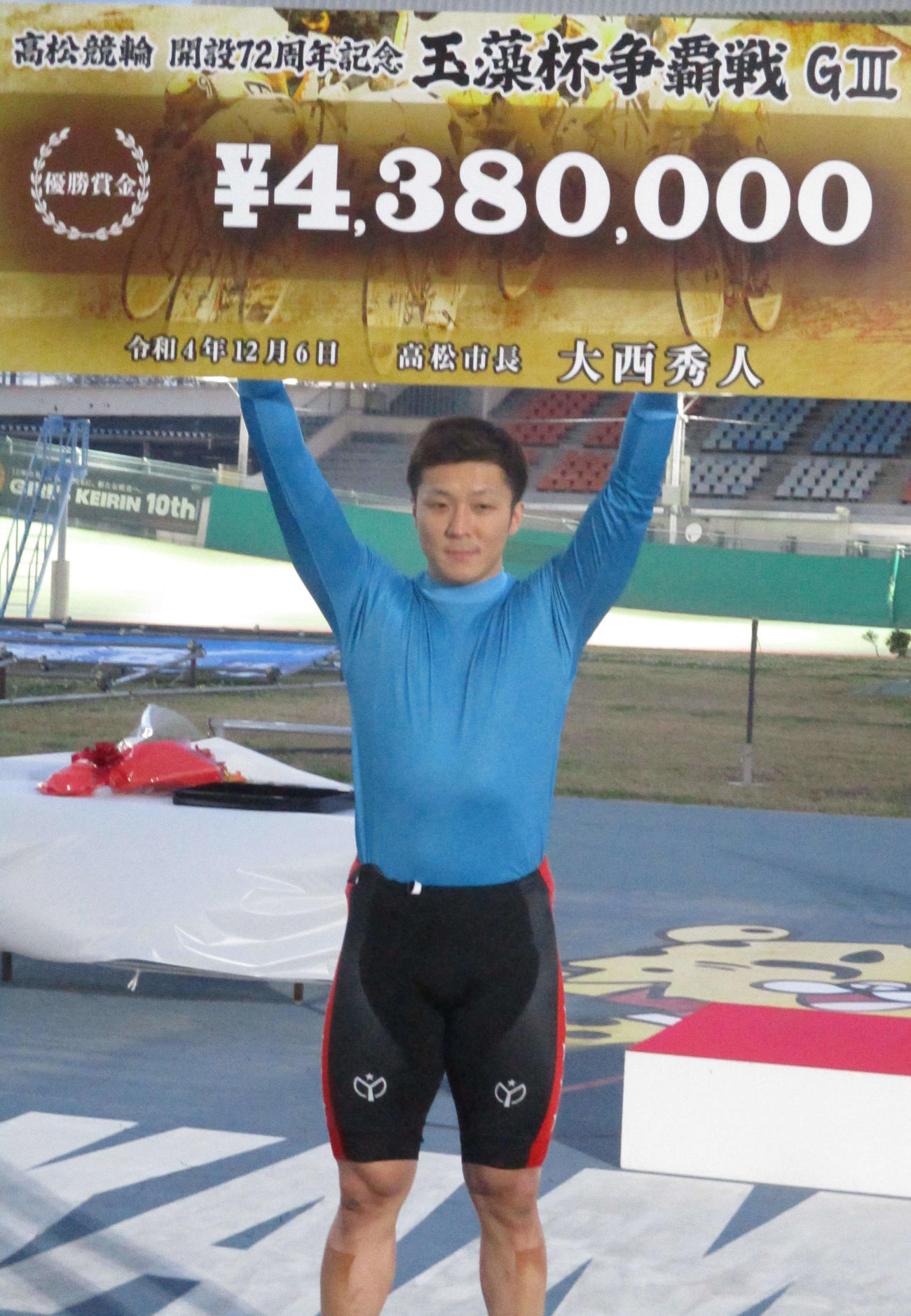 G3初優勝を果たして賞金ボードを掲げる佐々木悠葵