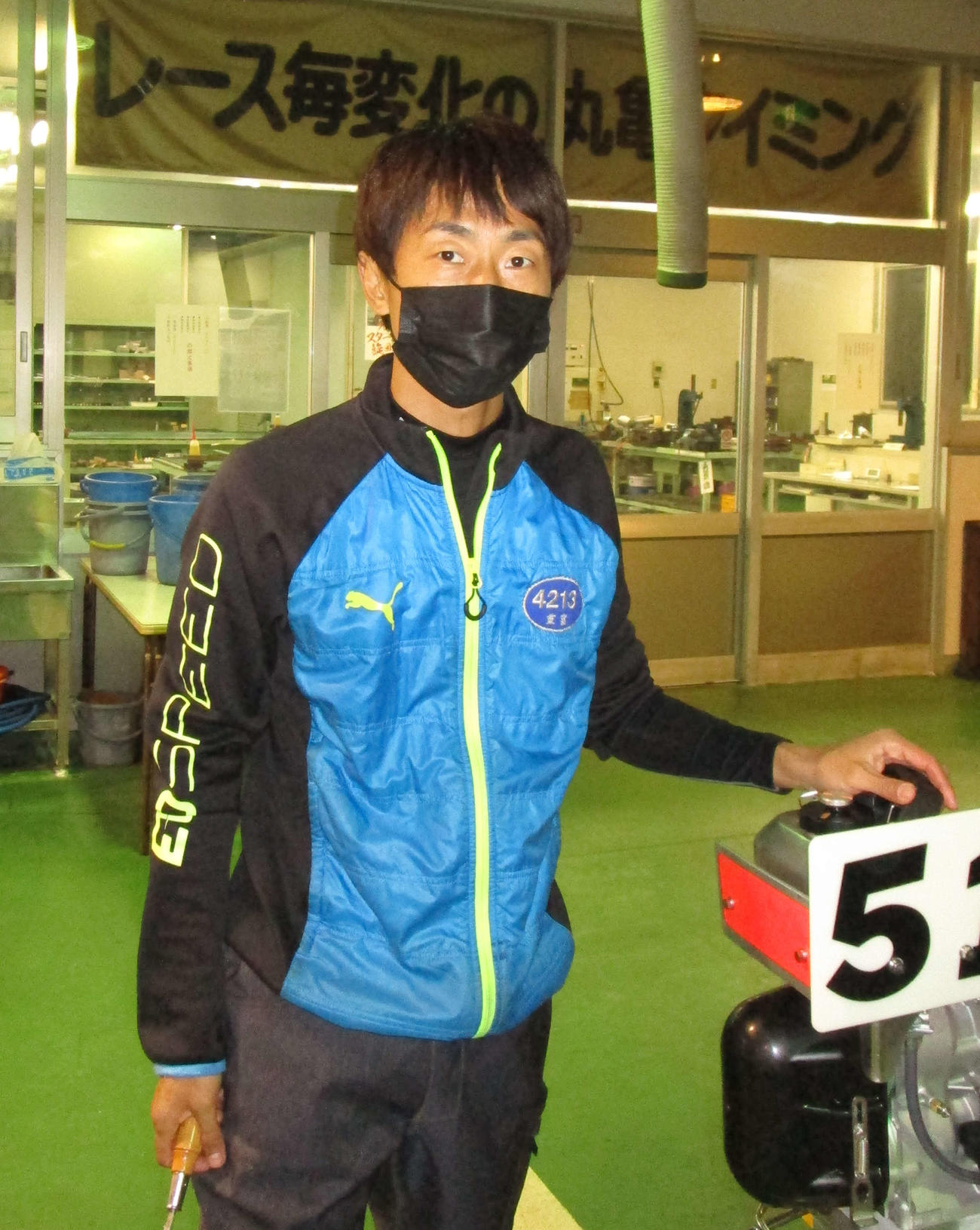 チルト3度で伸び抜群の重富伸也。大外から一撃を狙う（撮影・安井雅彦）