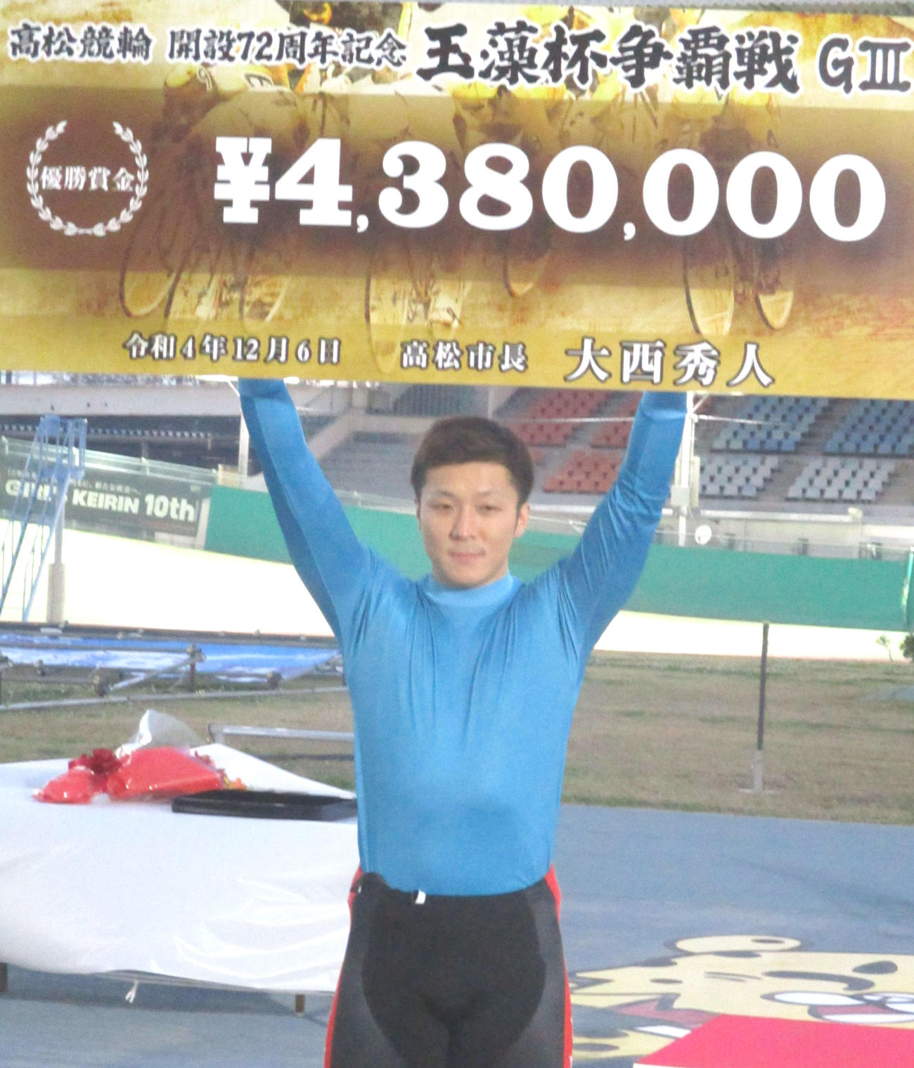 G3初優勝を果たして賞金ボードを掲げる佐々木悠葵