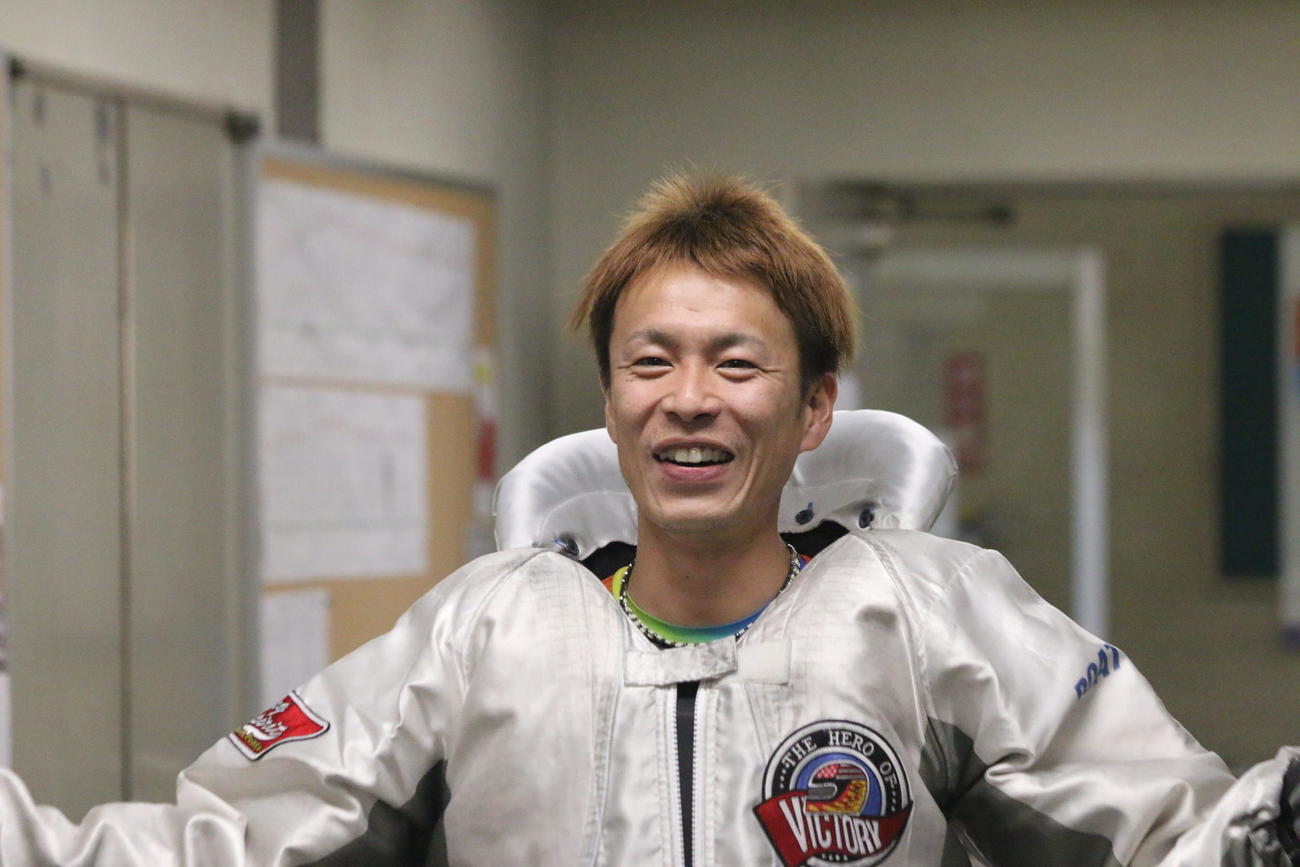 G1開設69周年記念全日本王座決定戦　予選ラスト12Rで逃げ切った磯部誠は、両手を広げながら笑顔で引き上げてきた