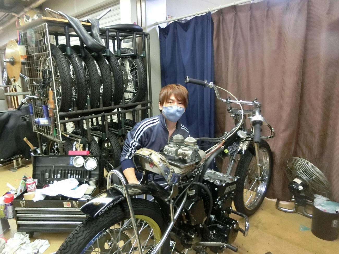 地元に戻った加賀谷建明は新車を投入して乗り比べる（撮影・海老原実）