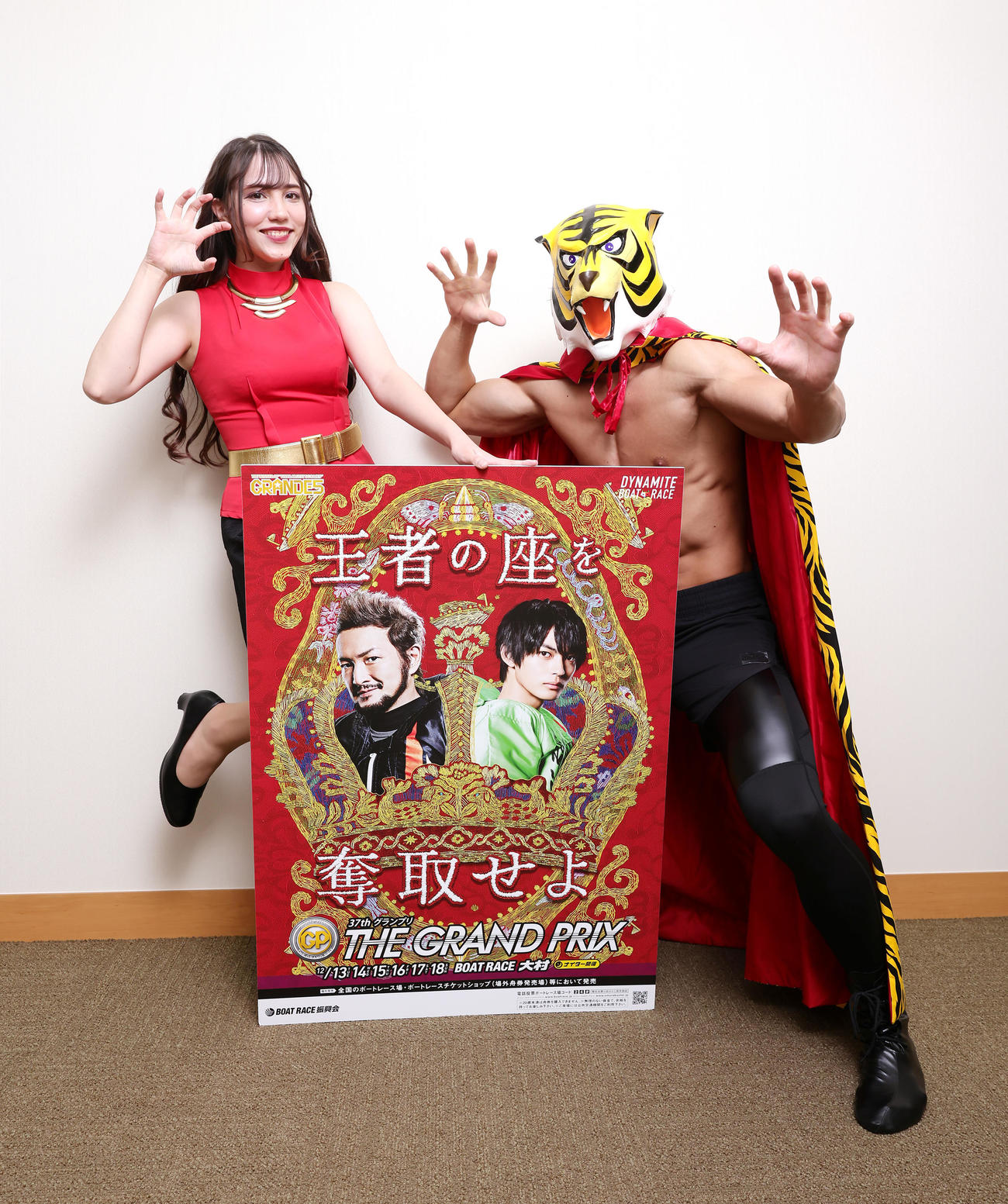 ボートレース大村SGグランプリをPRする愛海英礼菜（左）とタイガーマスク（撮影・足立雅史）