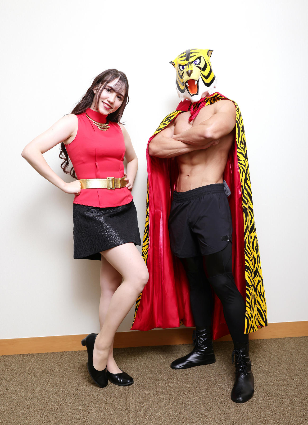 ボートレース大村SGグランプリをPRする愛海英礼菜（左）とタイガーマスク（撮影・足立雅史）