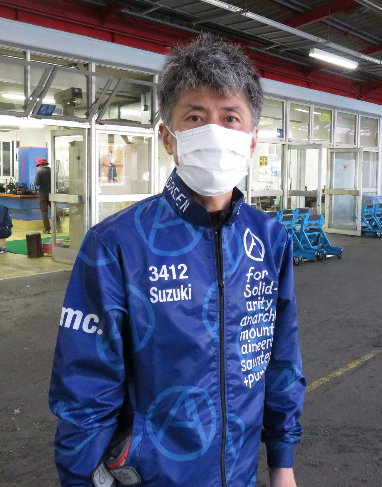 強力44号機を手にした鈴木博