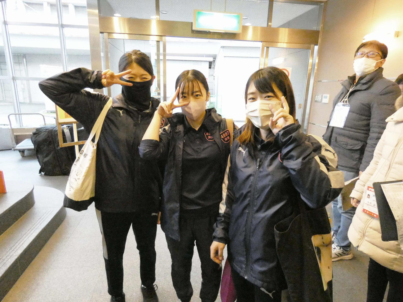 尼崎で4番目の高額となる3連単29万3980円を演出した清水さくら（左）は同期の深見亜由美（中央）薮内瑞希と記念撮影