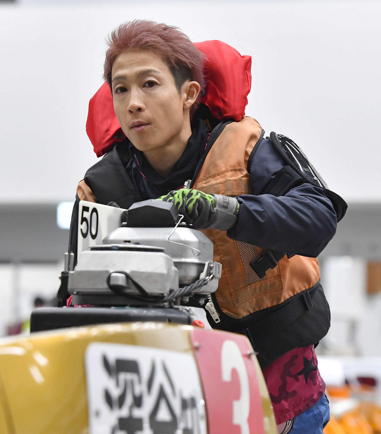 エース機を手にした深谷知博（撮影・岩下翔太）