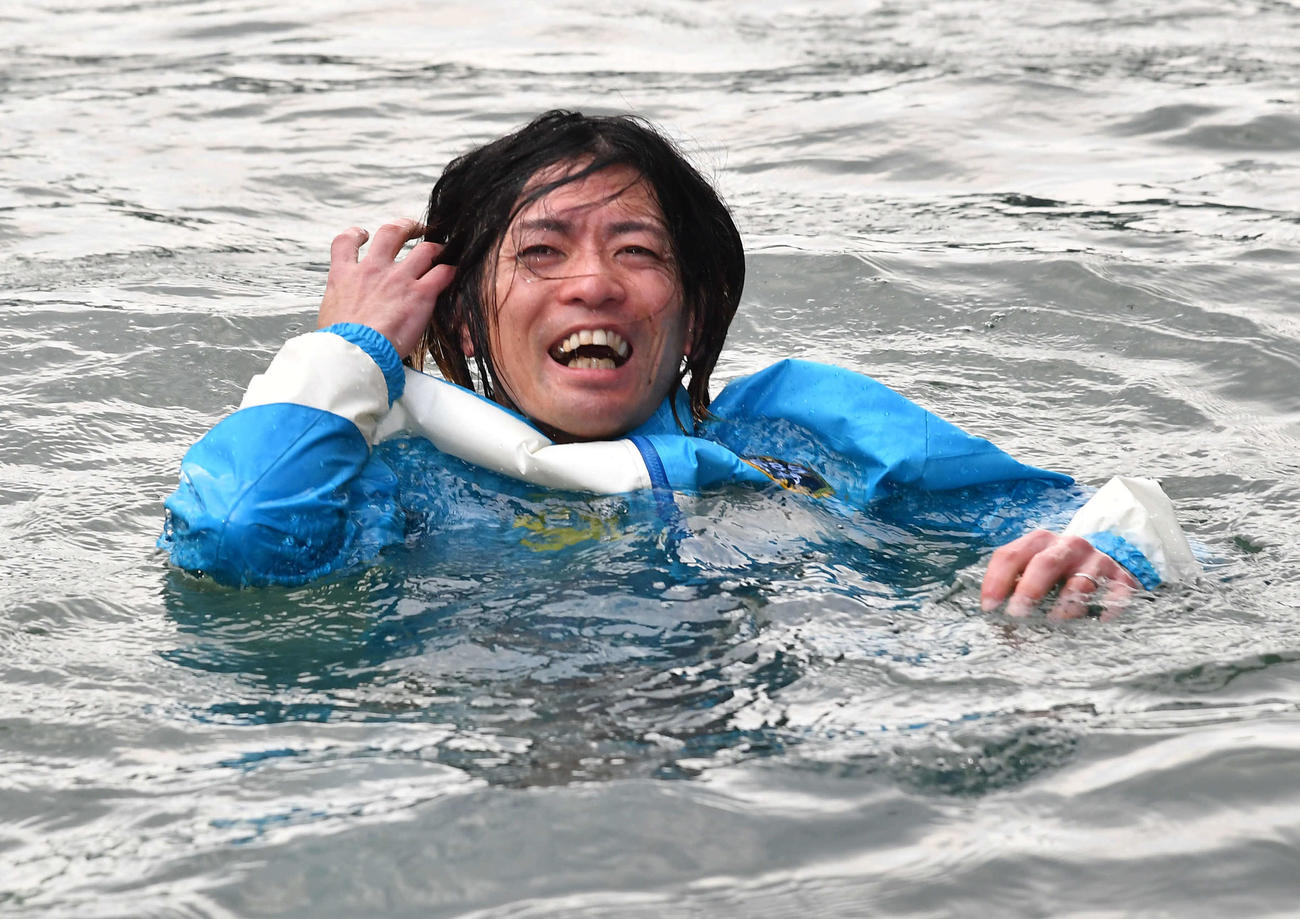 水神祭で祝福され、笑顔を見せる島村隆幸