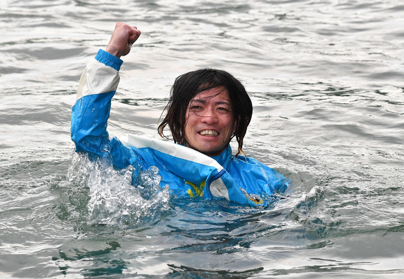 SG第37回グランプリ1日目　2RでSG初勝利を挙げた4685島村隆幸は水神祭で祝福され、笑顔でガッツポーズする（撮影・岩下翔太）