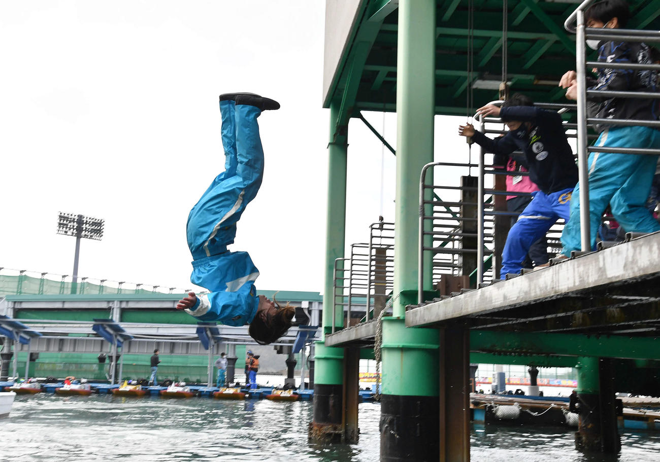 SG第37回グランプリ1日目　2RでSG初勝利を挙げ、水神祭で祝福される4685島村隆幸（撮影・岩下翔太）