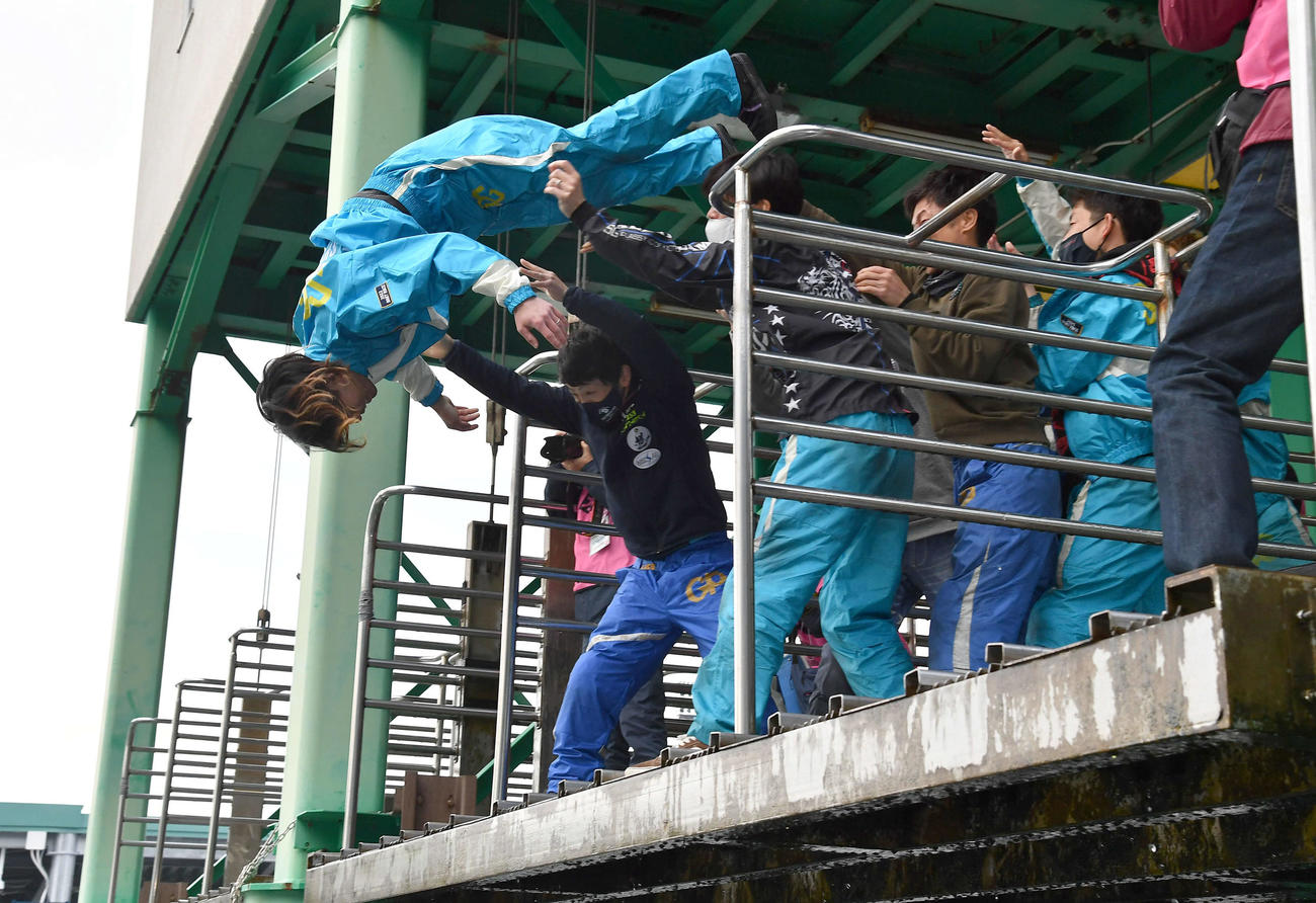 初日2RでSG初勝利を挙げ、水神祭で祝福される4685島村隆幸