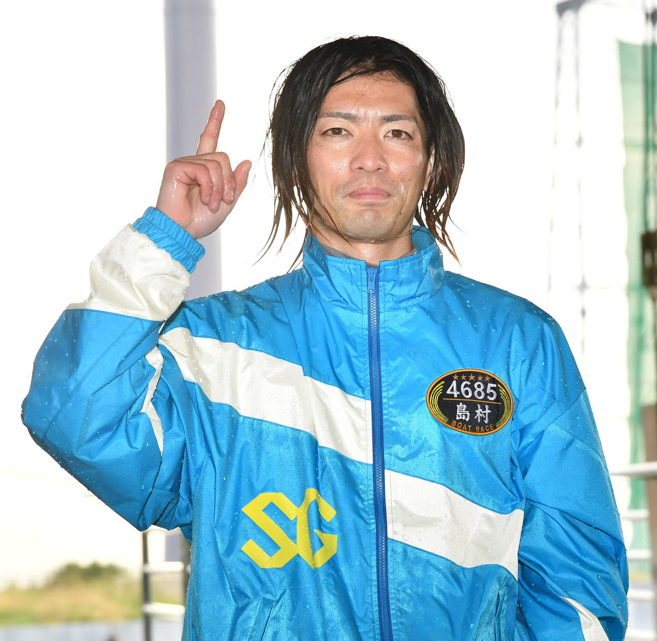 SG第37回グランプリ1日目　2RでSG初勝利を挙げた4685島村隆幸は、水神祭を終えて指で1勝目の1を作る（撮影・岩下翔太）