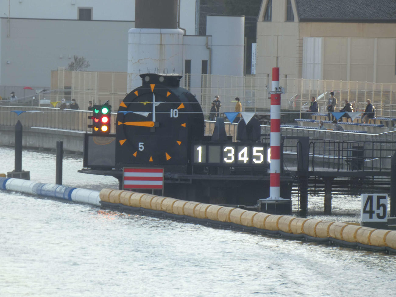 児島10Rのフライング失格を知らせる大時計。2号艇以外にランプが点灯した