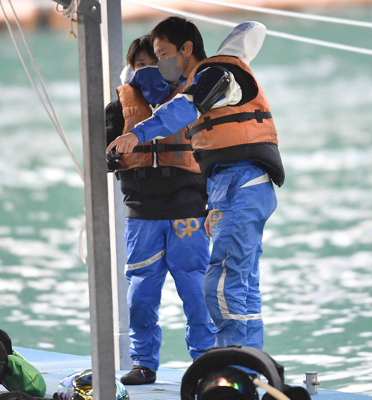 SG第37回グランプリ2日目　4502遠藤エミ（左）と話し合う4262馬場貴也（撮影・岩下翔太）
