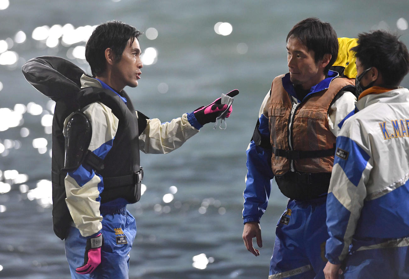馬場貴也（右から2人目）と話す菊地孝平（撮影・岩下翔太）