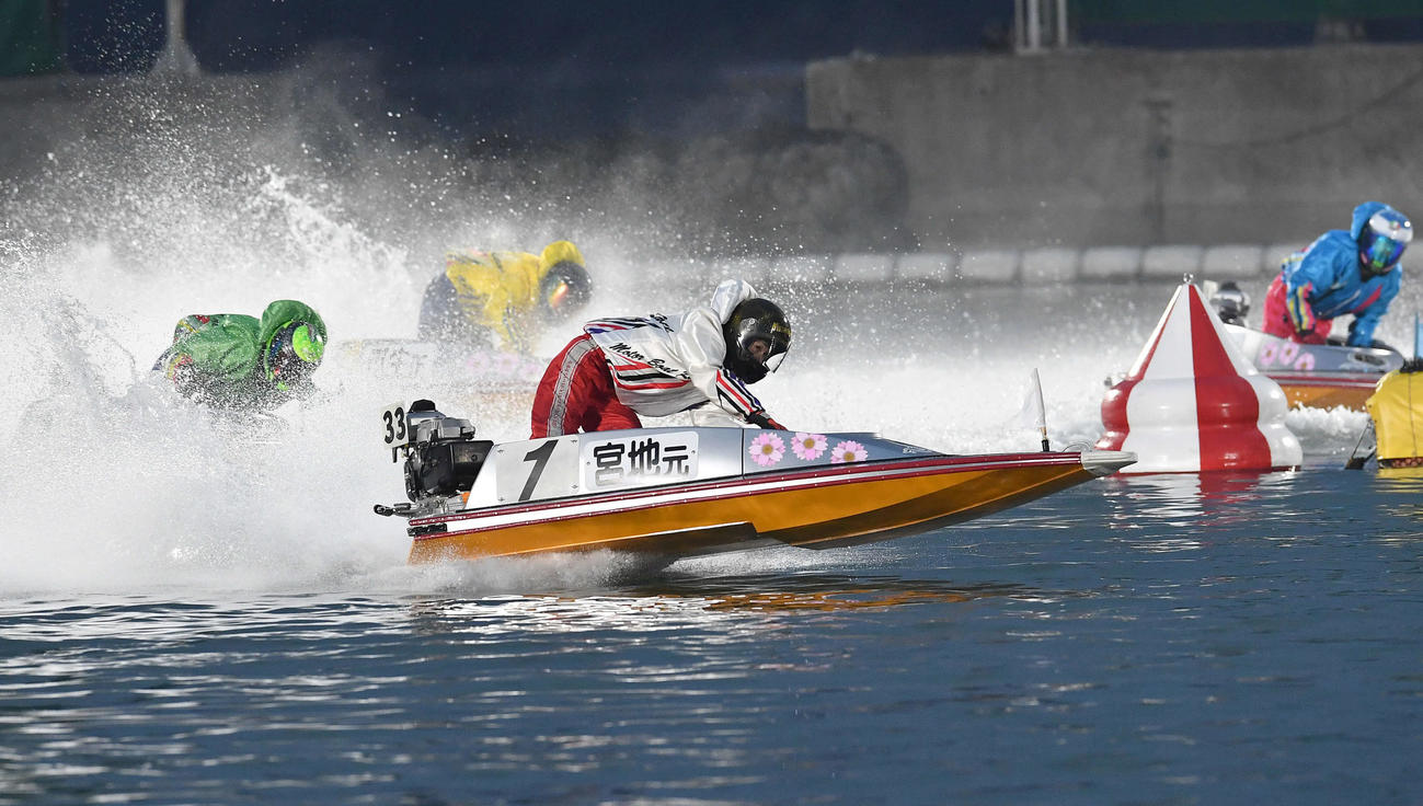4日目6R、1周2Mを先頭で旋回する宮地元輝（撮影・岩下翔太）