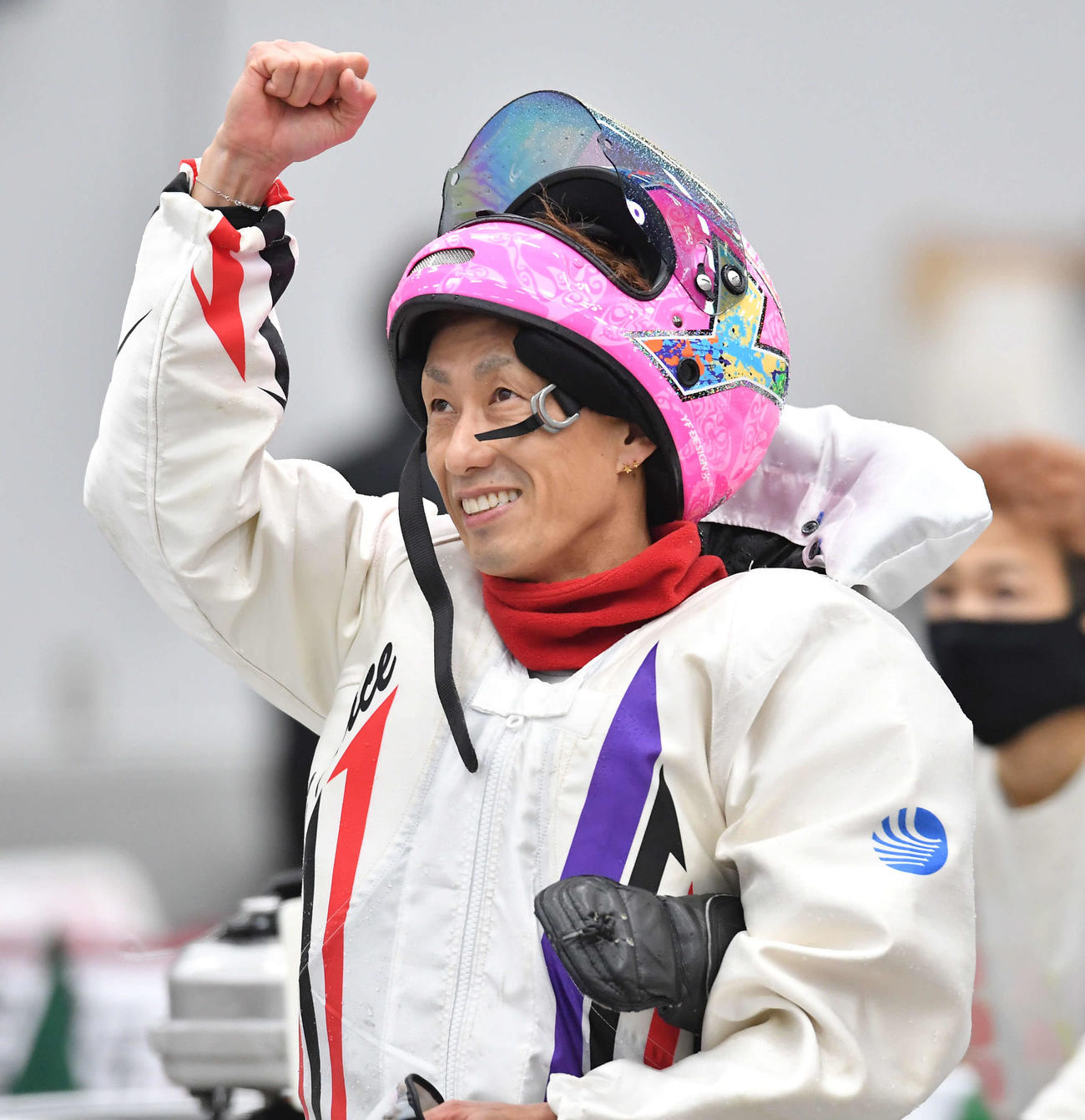 12R1着で優出を決め、笑顔でガッツポーズする原田幸哉（撮影・岩下翔太）