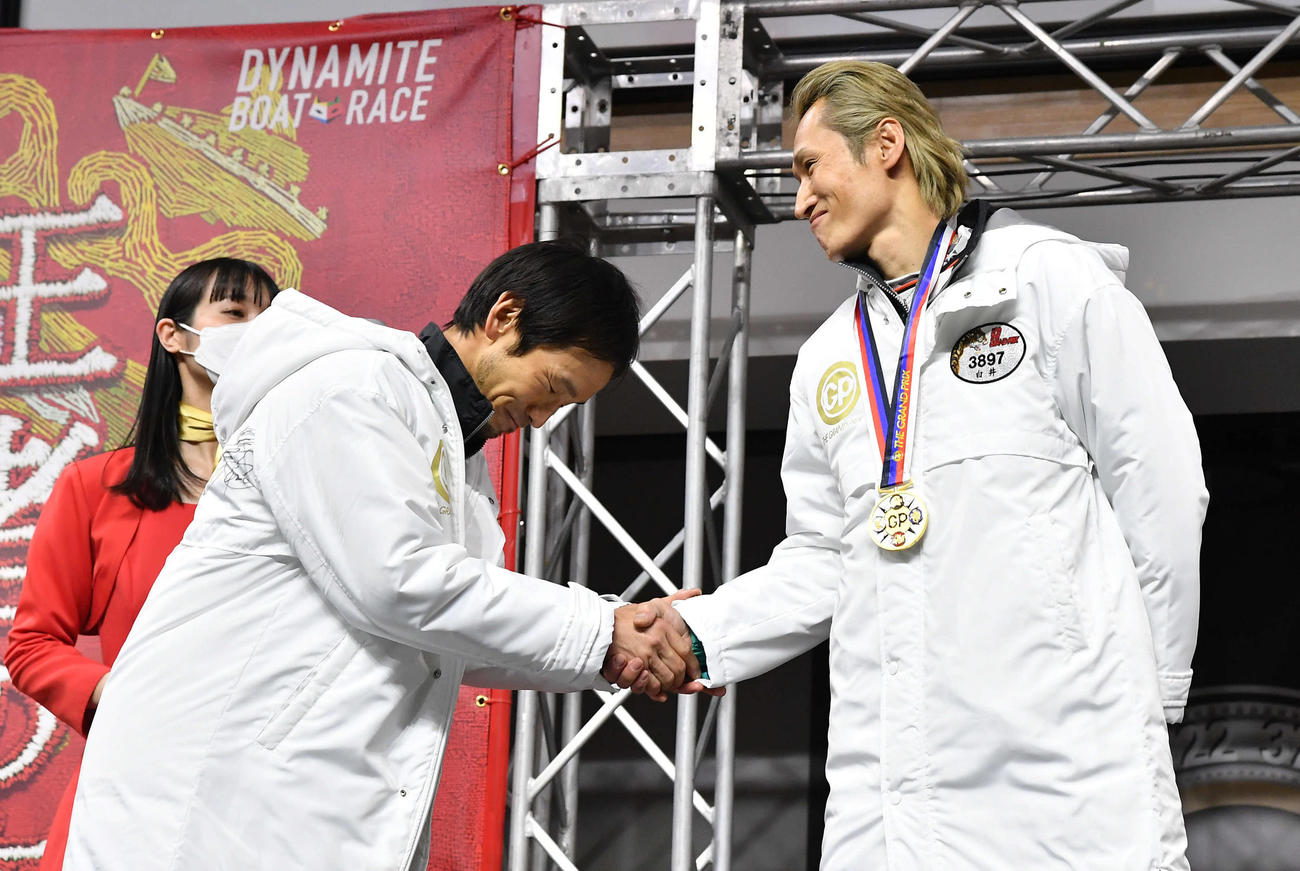 SG第37回グランプリ最終日　メダル授与式でグランプリを優勝した白井英治（右）と握手を交わす馬場貴也（撮影・岩下翔太）