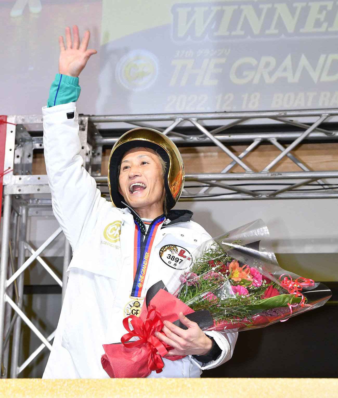 SG第37回グランプリ最終日　グランプリで優勝し、黄金のヘルメットをかぶりファンに笑顔で手を振る3897白井英治（撮影・岩下翔太）