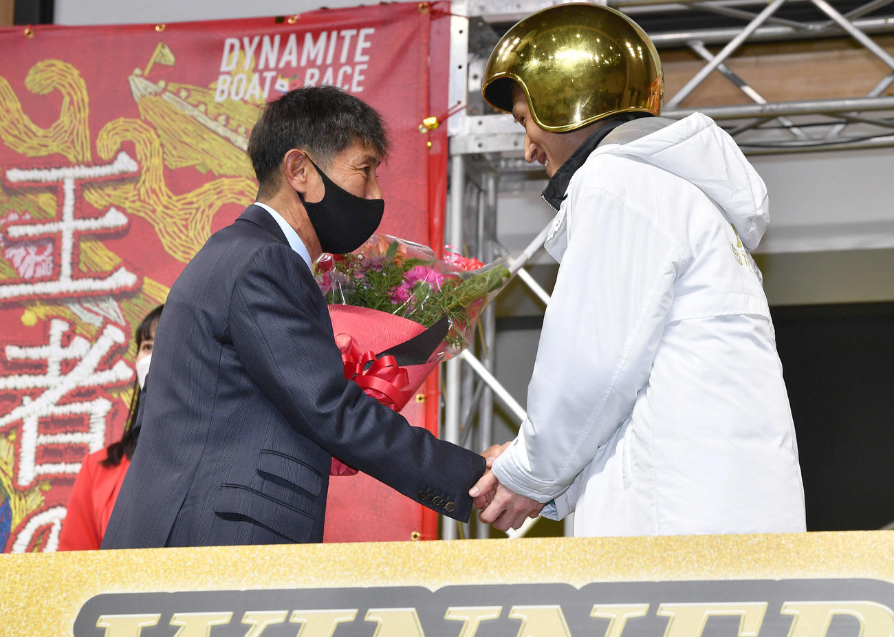 SG第37回グランプリ最終日　サプライズで登場した師匠の今村豊氏（左）と握手を交わす3897白井英治（撮影・岩下翔太）