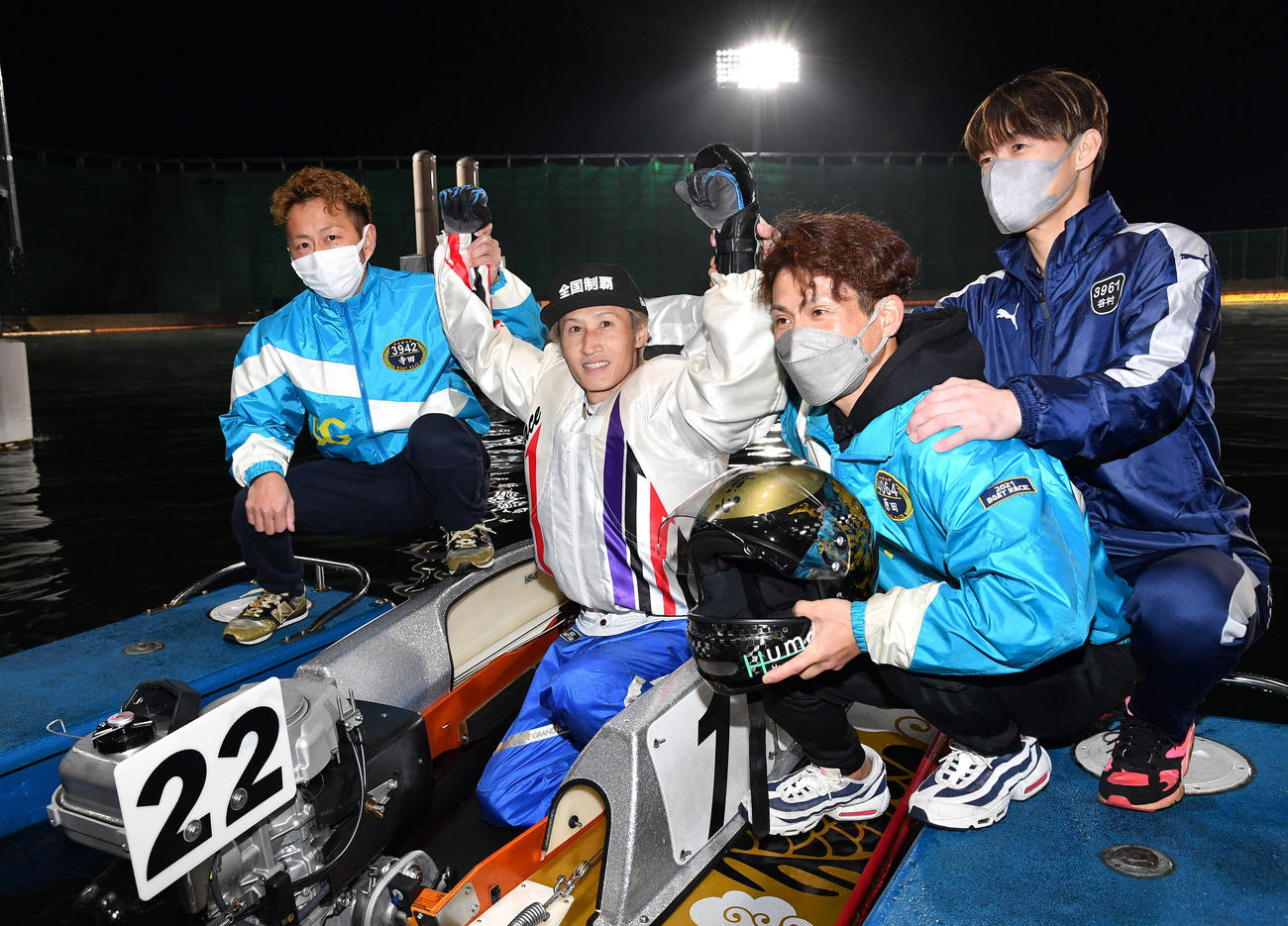 SG第37回グランプリ最終日　12Rグランプリ優勝戦を制した3897白井英治（中央）は、3942寺田祥（左端）、4064原田篤志（右から2人目）、3961谷村一哉から祝福される（撮影・岩下翔太）
