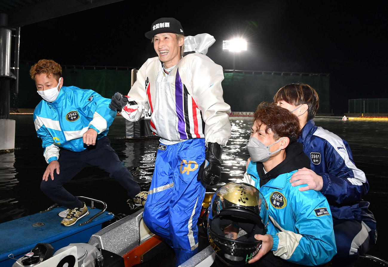 SG第37回グランプリ最終日　12Rグランプリ優勝戦を制した3897白井英治（中央）は、3942寺田祥（左端）、4064原田篤志（右から2人目）、3961谷村一哉から祝福される（撮影・岩下翔太）
