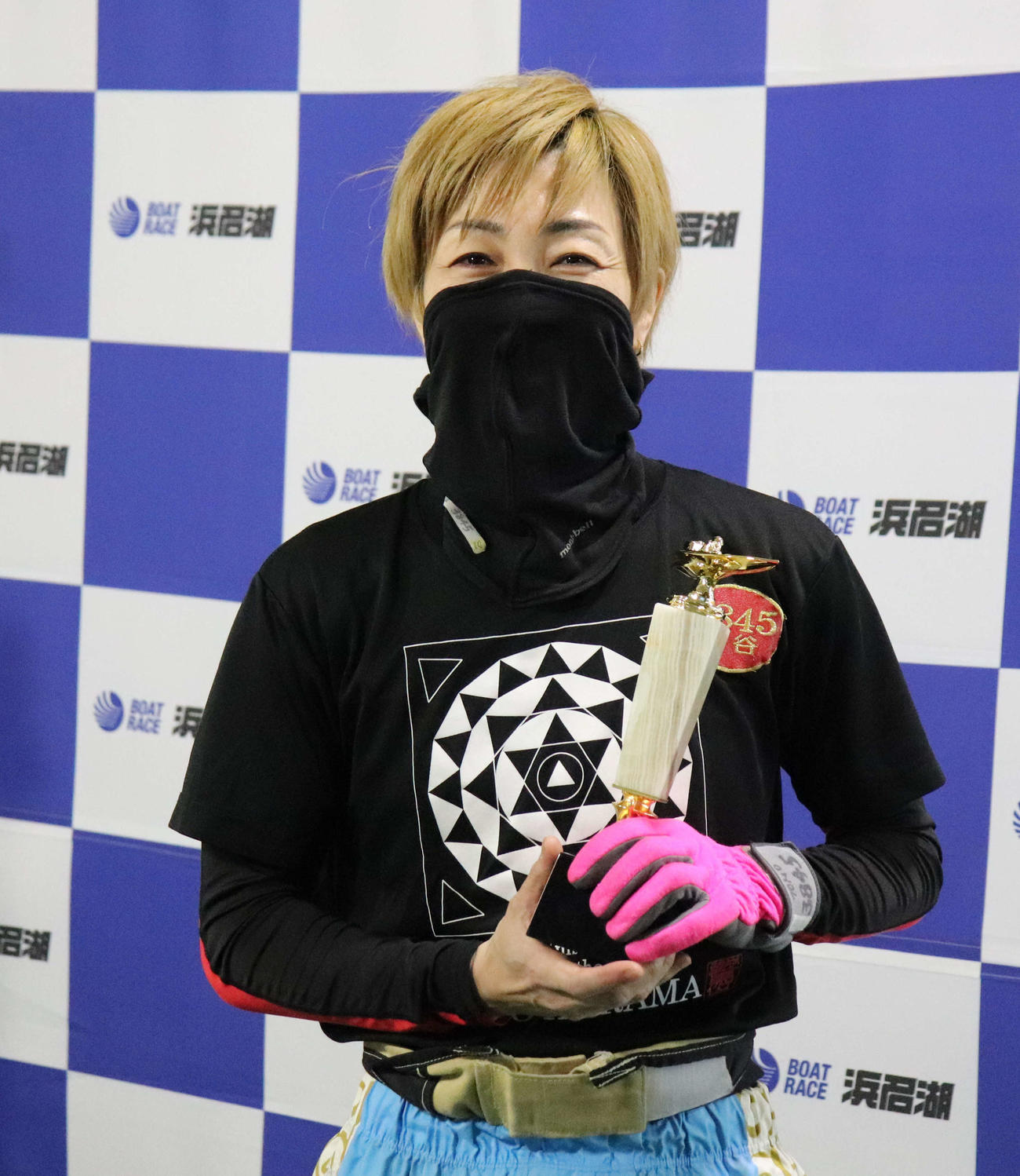 中谷朋子が久々の優勝を飾って、満面の笑みを浮かべた