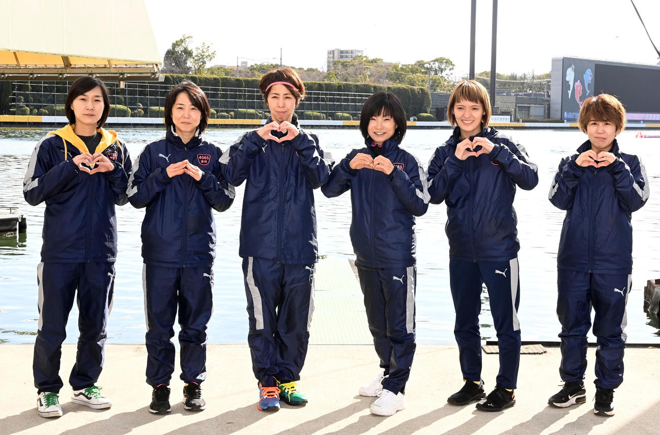 クイーンズクライマックスシリーズドリーム戦に出場、ハートマークを作る右から落合直子、渡辺優美、日高逸子、海野ゆかり、金田幸子、宇野弥生（撮影・前岡正明）