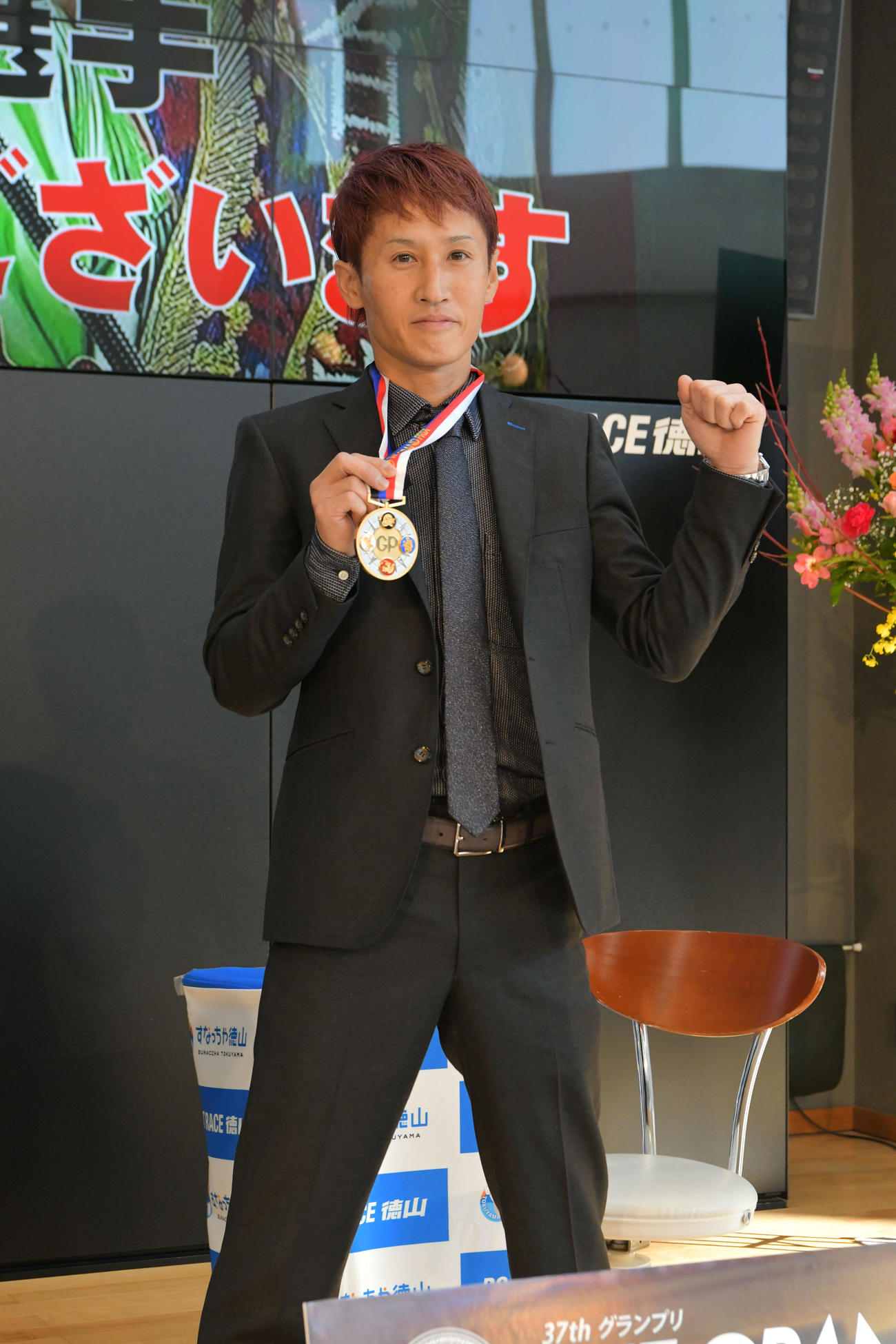 SGグランプリ優勝報告会でガッツポーズを見せる白井英治