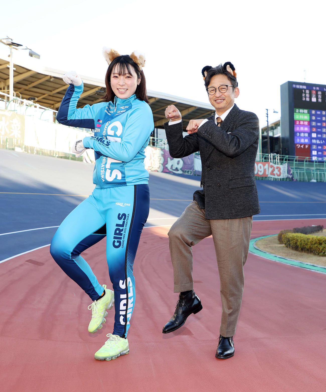 キツネダンスする児玉碧衣（左）と山口幸二（撮影・鈴木正人）