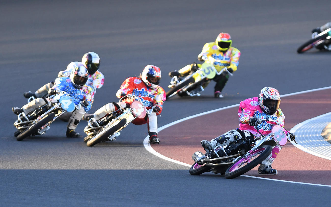 SSガールズ王座決定戦10R、1着佐藤摩弥（8）、2着高橋絵莉子（3）、3着田崎萌（4）（撮影・柴田隆二）