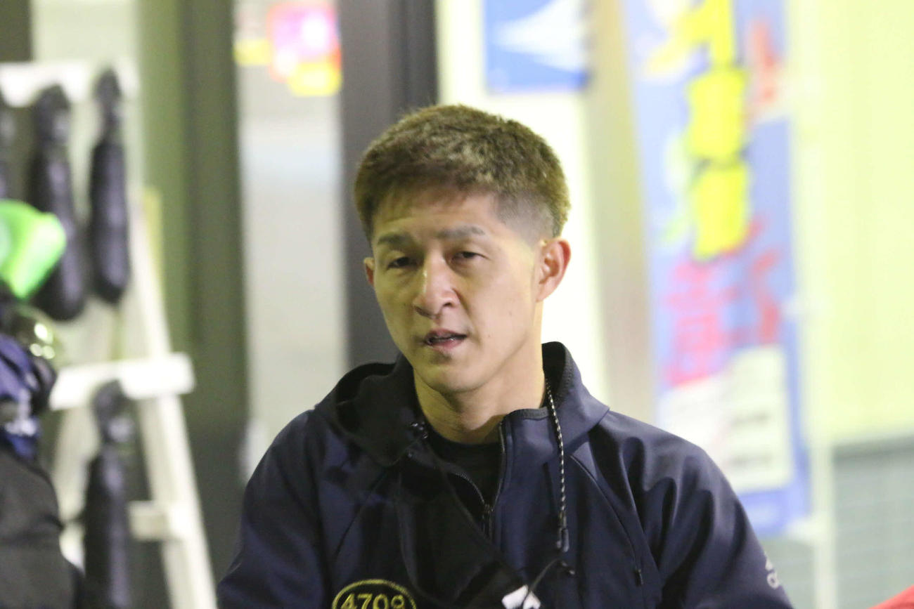 前回、谷野錬志が優勝した12号機を手にした岡村将也