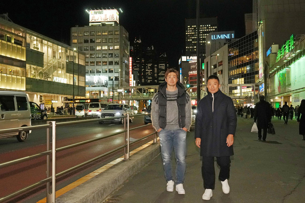 新宿駅前を歩く平原康多（左）と武田（撮影・狩俣裕三）