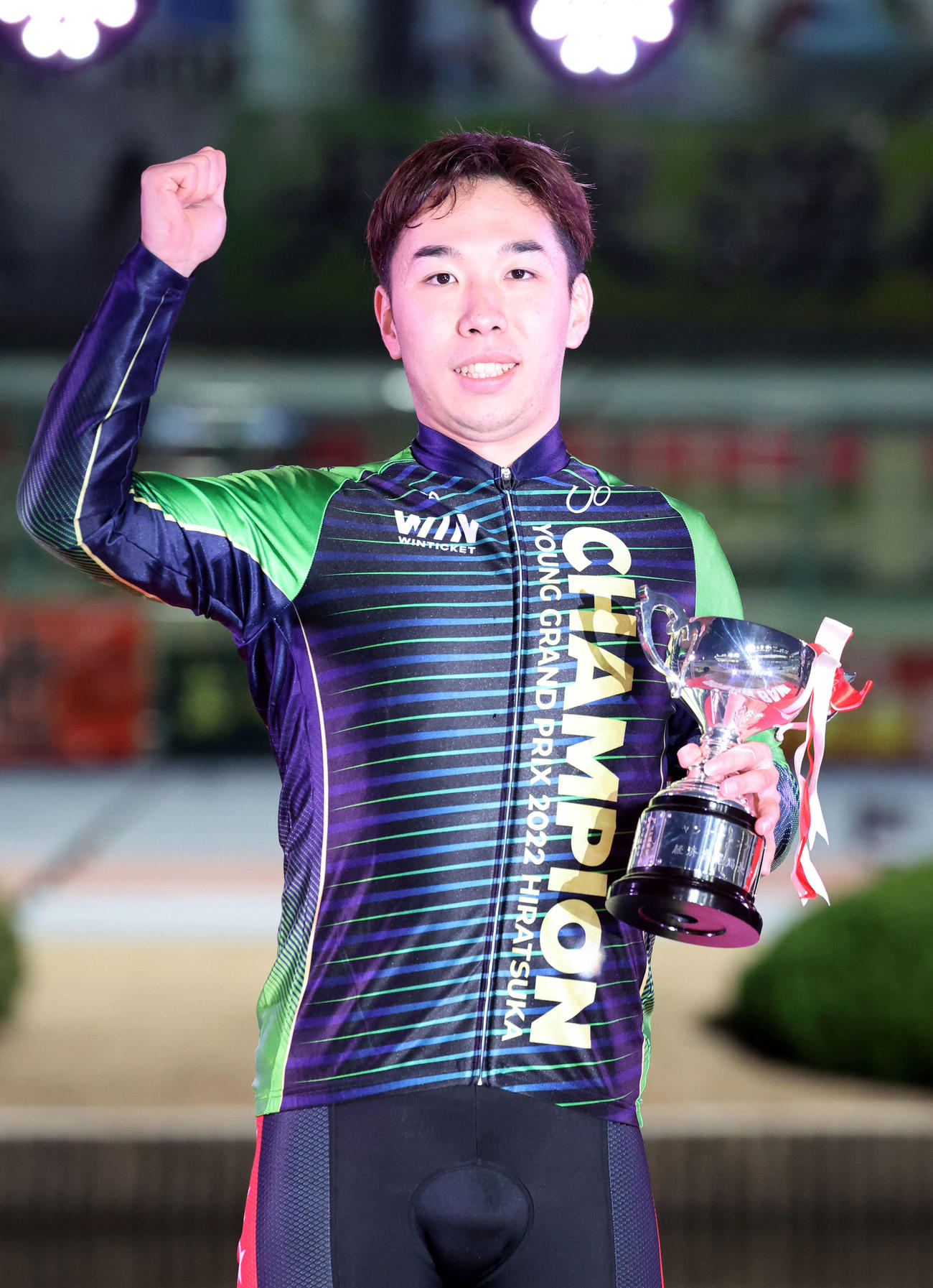 優勝カップを手にガッツポーズする菊池岳仁（撮影・鈴木正人）