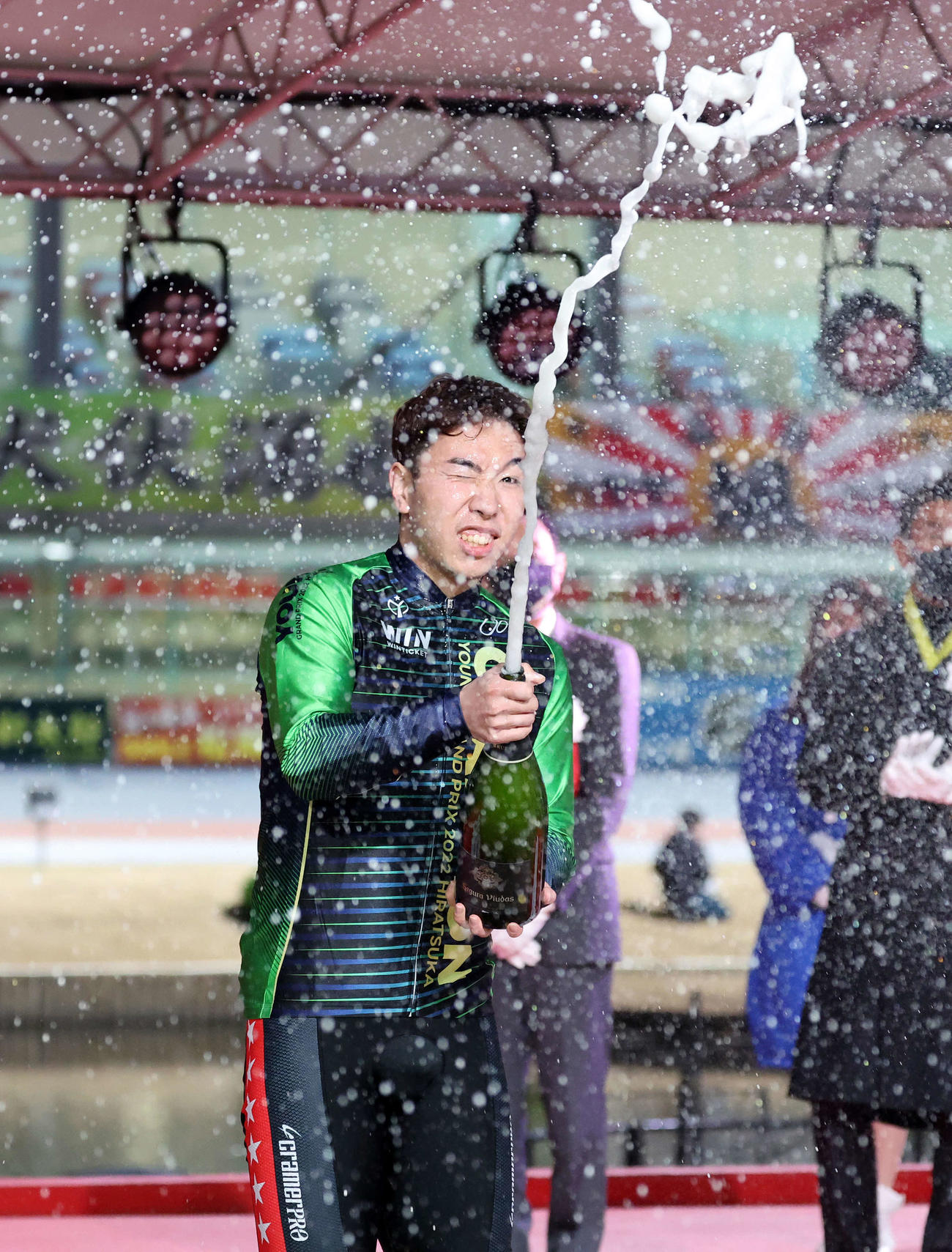 ヤンググランプリを制しシャンパンファイトする菊池岳仁（撮影・鈴木正人）