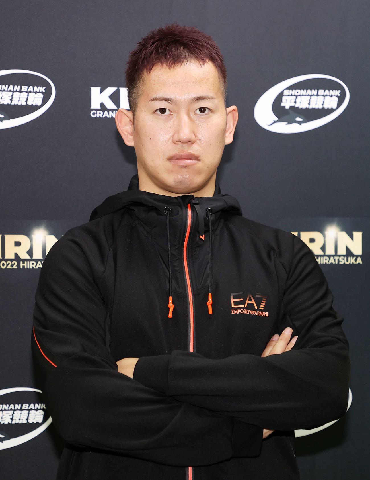 ポーズを決める脇本雄太（撮影・鈴木正人）