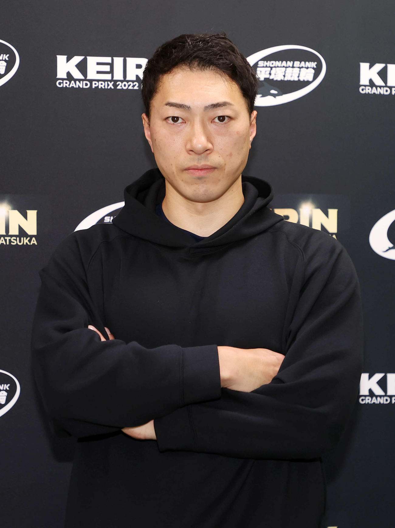 ポーズを決める新田祐大（撮影・鈴木正人）