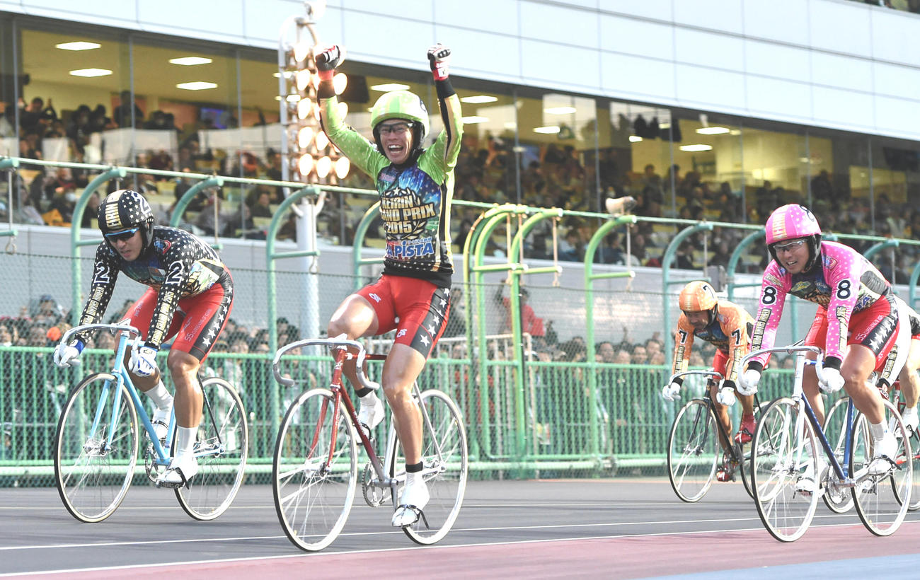 2015年12月30日、KEIRINグランプリで優勝し、ガッツポースする浅井康太（左から2人目）と、2着の新田祐大（左）、3着の平原康多（右）