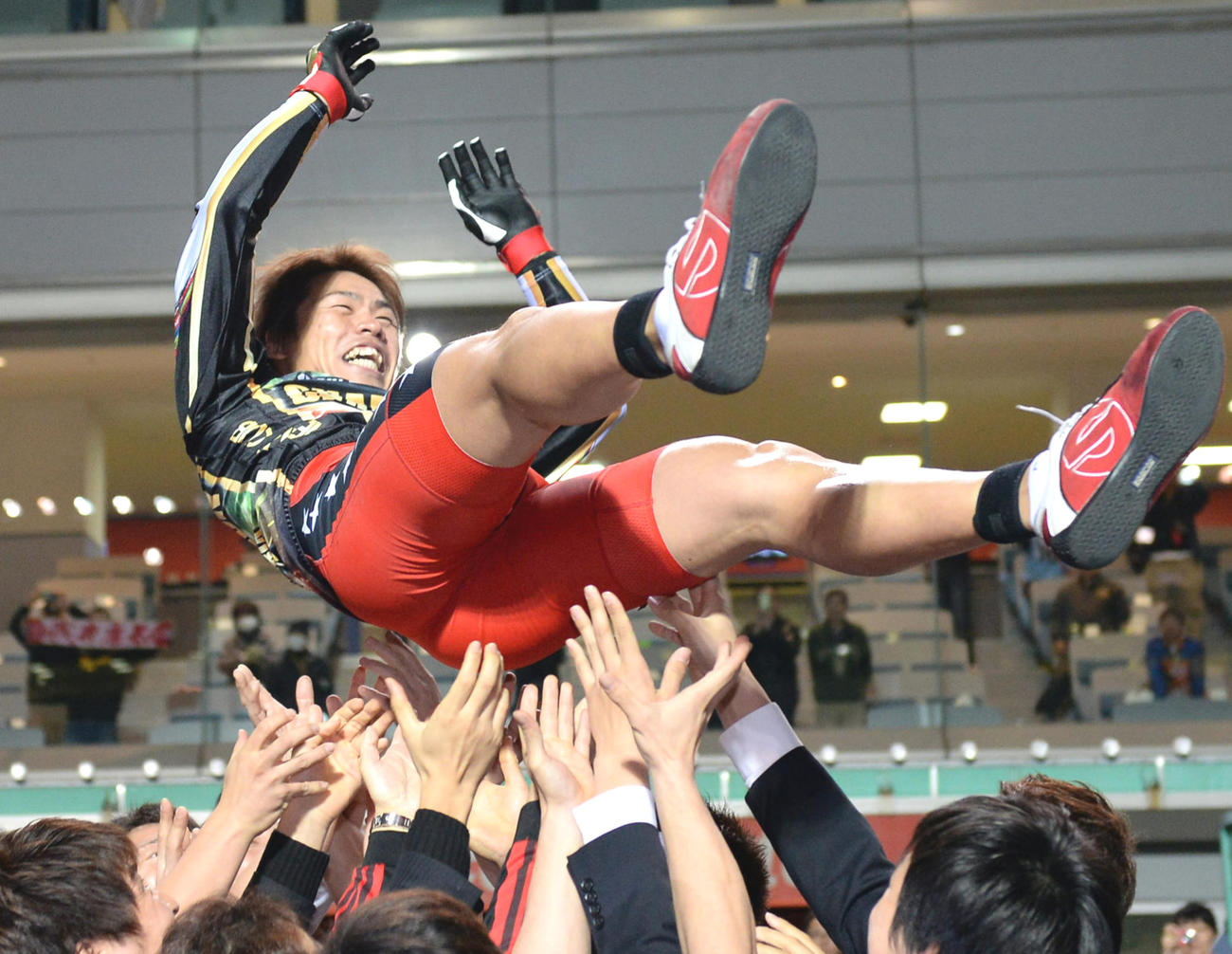 2015年12月30日、KEIRINグランプリを制し、選手たちに胴上げされる浅井康太